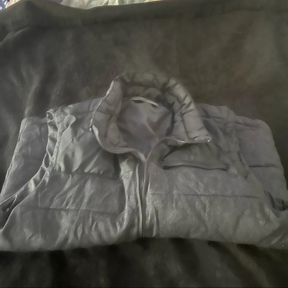 Black and gray Gap vest - Picture 3 of 5